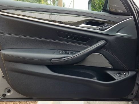 Used 2021 BMW 530e xDrive w/ M Sport Package image 12