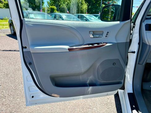 Used 2013 Toyota Sienna Limited w/ Premium Pkg FWD image 11