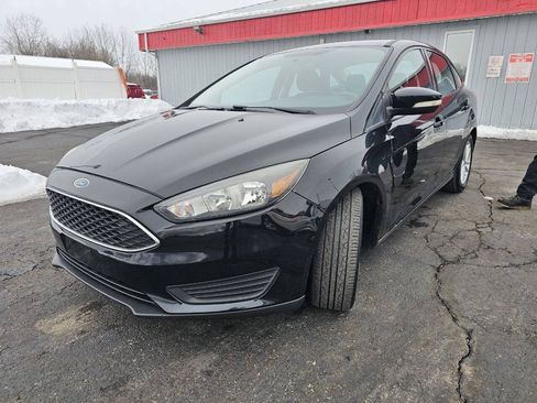 Used 2016 Ford Focus SE FWD image 2