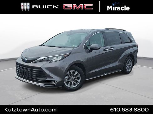 Used 2023 Toyota Sienna XLE image 1