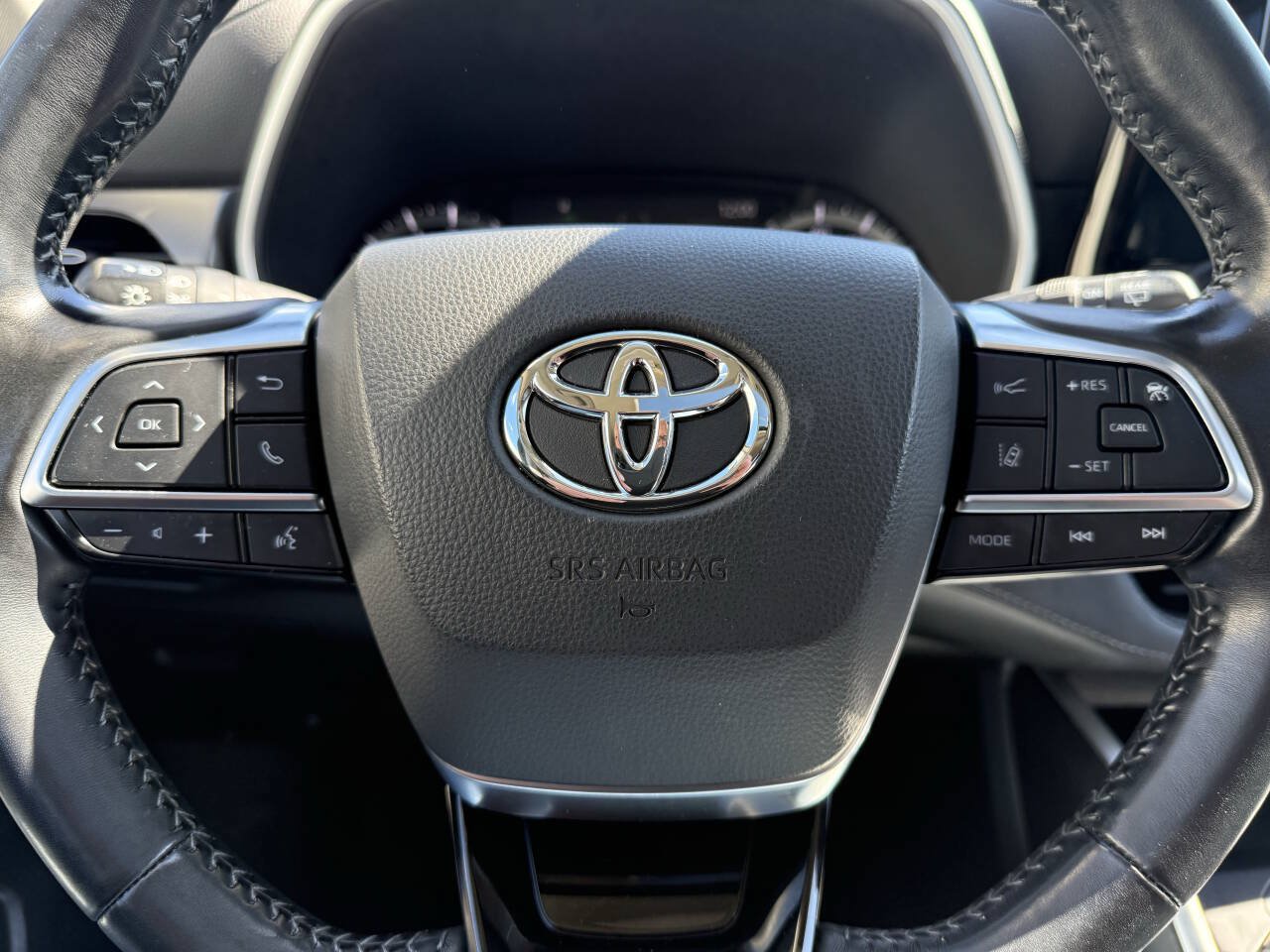 Used 2021 Toyota Highlander XLE AWD/4WD image 23