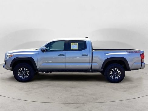 Used 2017 Toyota Tacoma TRD Off-Road AWD/4WD image 8