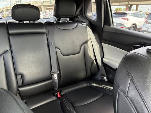 Used 2025 Jeep Compass Limited image 33