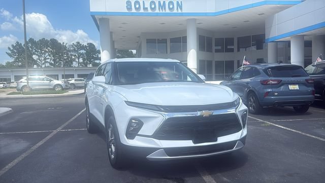 Used 2025 Chevrolet Blazer LT FWD image 1