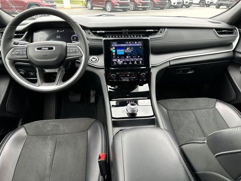 Certified 2025 Jeep Grand Cherokee Altitude AWD/4WD image 10