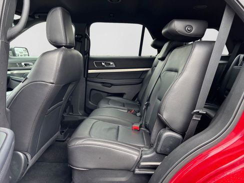 Used 2018 Ford Explorer XLT w/ Equipment Group 202A AWD/4WD image 39
