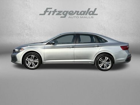 Used 2024 Volkswagen Jetta SE image 4