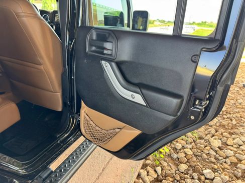 Used 2014 Jeep Wrangler Unlimited Rubicon w/ Connectivity Group AWD/4WD image 21