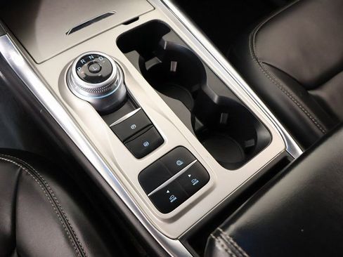 Used 2022 Ford Explorer XLT w/ Equipment Group 202A image 8