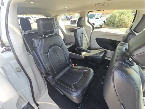 Used 2023 Chrysler Pacifica Touring-L FWD image 14