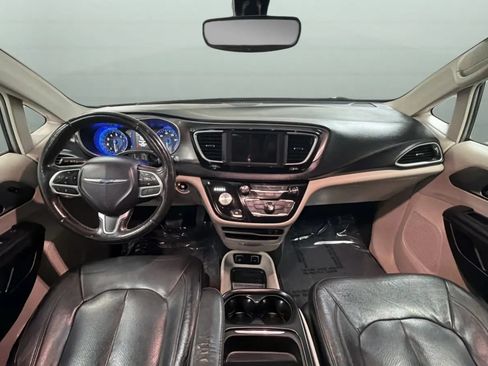 Used 2020 Chrysler Pacifica Touring-L FWD image 9