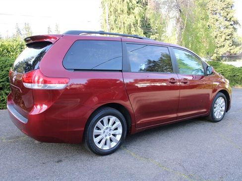 Used 2011 Toyota Sienna XLE w/ Entertainment Pkg image 3