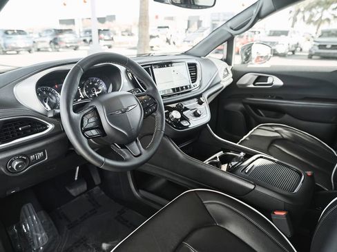 Used 2025 Chrysler Pacifica Limited image 2