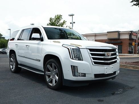 Used 2018 Cadillac Escalade Luxury AWD/4WD image 3
