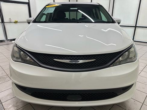 Used 2022 Chrysler Voyager LX image 12