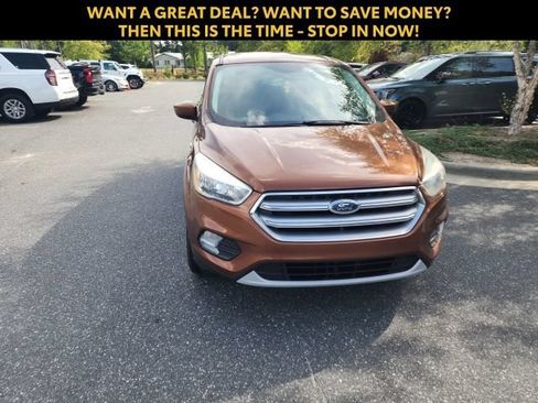 Used 2017 Ford Escape SE w/ SE Cold Weather Package FWD image 3