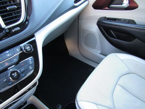 Used 2017 Chrysler Pacifica Limited FWD image 27