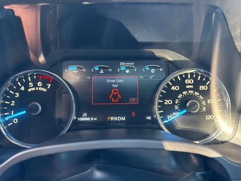 Used 2017 Ford F150 Platinum w/ Equipment Group 701A Luxury image 27