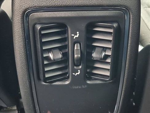 Used 2021 Jeep Grand Cherokee Laredo AWD/4WD image 18