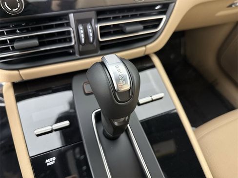 Certified 2025 Porsche Macan image 33