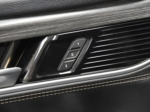 Used 2024 Jeep Wagoneer L Series II RWD image 18