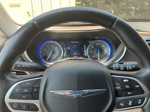 Used 2017 Chrysler Pacifica Touring-L Plus w/ Advanced Safetytec Group FWD image 24