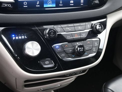 Used 2023 Chrysler Pacifica Touring-L FWD image 17