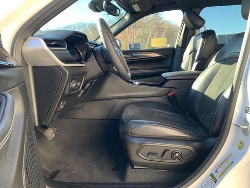 Used 2023 Jeep Grand Cherokee Altitude image 37