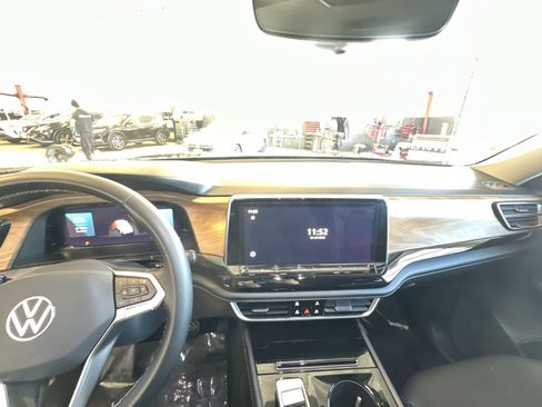 Used 2024 Volkswagen Atlas SE image 23