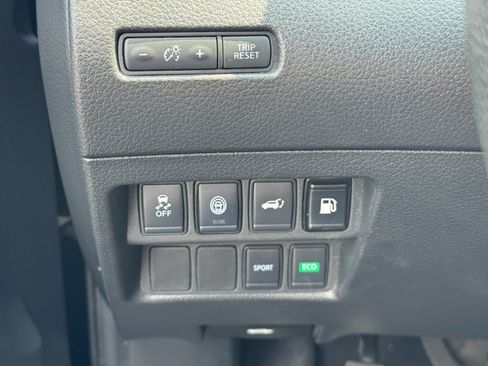 Used 2020 Nissan Rogue SV FWD image 17