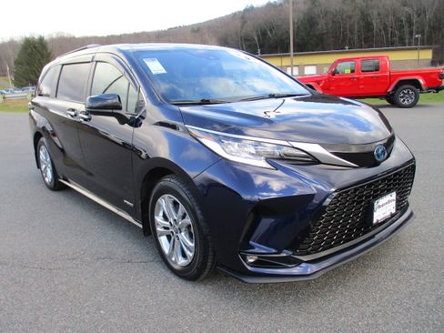 Used 2021 Toyota Sienna XSE w/ XSE Plus Package image 3
