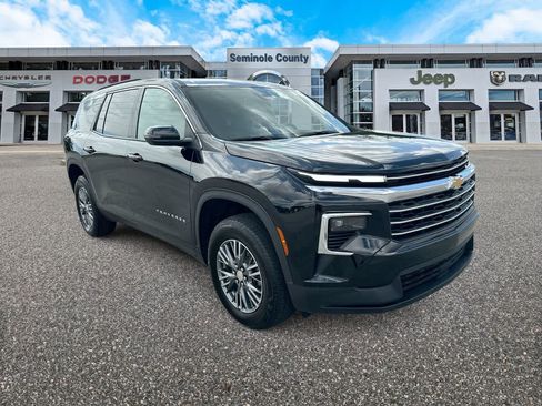Used 2026 Chevrolet Traverse LT FWD image 2