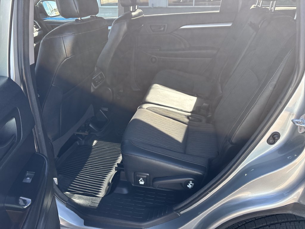 Used 2018 Toyota Highlander Plus AWD/4WD image 23