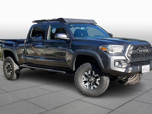 Used 2017 Toyota Tacoma TRD Off-Road image 2