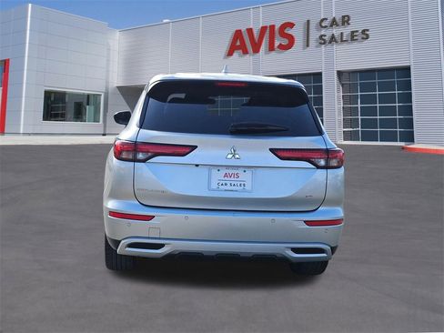 Used 2024 Mitsubishi Outlander SE image 5