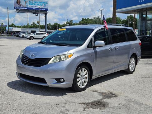 Used 2017 Toyota Sienna XLE AWD/4WD image 3