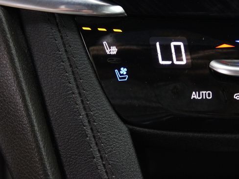 Used 2023 Cadillac XT6 Premium Luxury w/ Technology Package FWD image 23