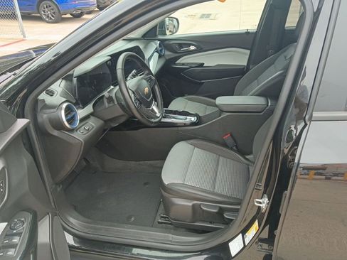 Used 2025 Chevrolet Trax LT w/ LT Convenience Package FWD image 4