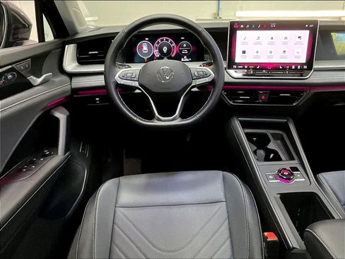 Used 2025 Volkswagen Tiguan SE w/ Panoramic Sunroof Package image 7