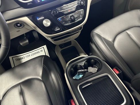 Used 2023 Chrysler Pacifica Touring-L image 38