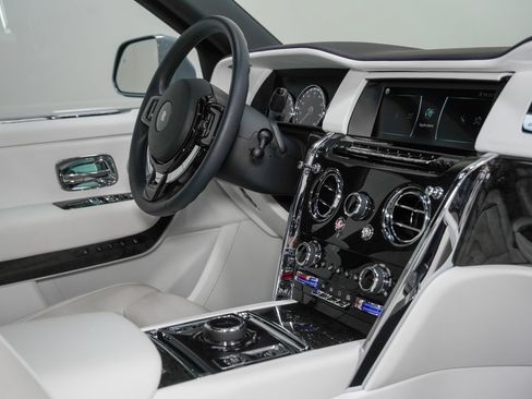 Used 2022 Rolls-Royce Cullinan w/ Dark Exterior Package AWD/4WD image 34