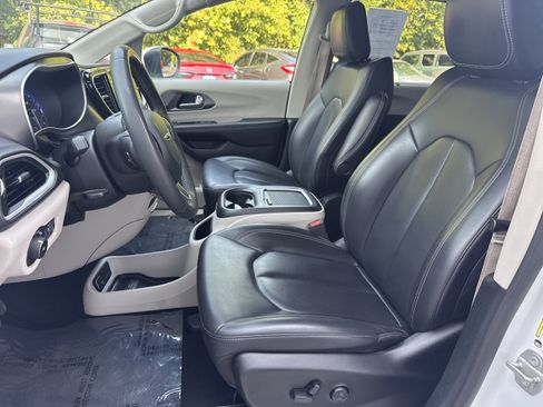 Used 2023 Chrysler Pacifica Touring-L FWD image 5
