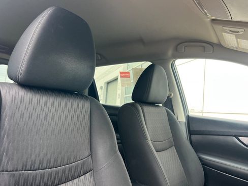 Used 2019 Nissan Rogue SV image 14