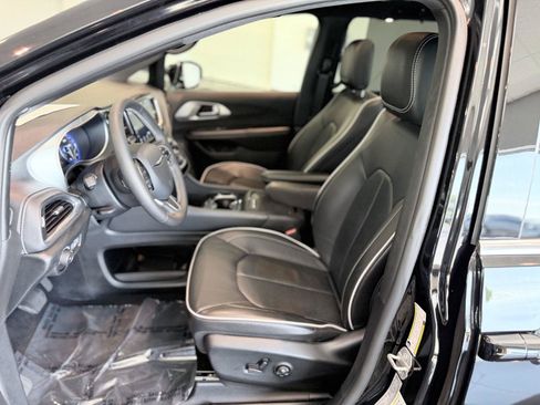 Used 2026 Chrysler Pacifica Limited FWD image 39