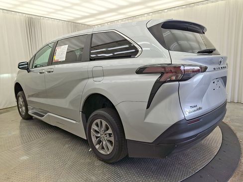 Used 2024 Toyota Sienna LE FWD image 24