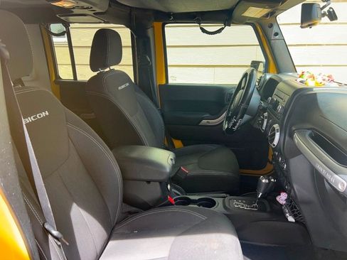 Used 2015 Jeep Wrangler Unlimited Rubicon w/ Connectivity Group image 9