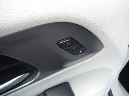 Used 2021 Chrysler Pacifica Touring-L w/ Uconnect Theater Family Group FWD image 15