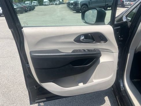 Used 2023 Chrysler Pacifica Touring-L FWD image 14