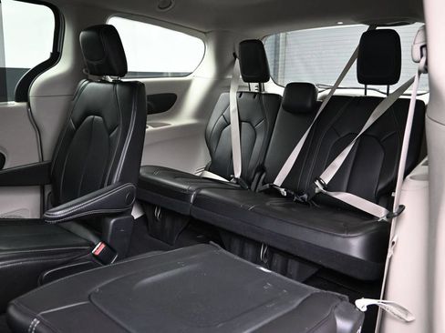 Used 2024 Chrysler Pacifica Touring-L FWD image 20