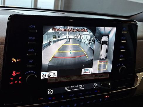 Used 2024 Toyota Sienna Platinum AWD/4WD image 18